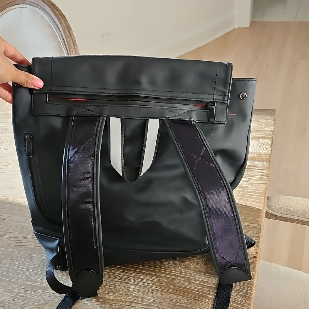 Hunter Black Men's Backpack - Picture 2 of 3